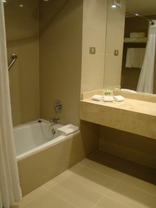 Holiday Inn Santiago Airport Bathroom