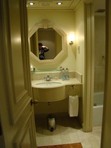 grand hyatt santiago club room bathroom