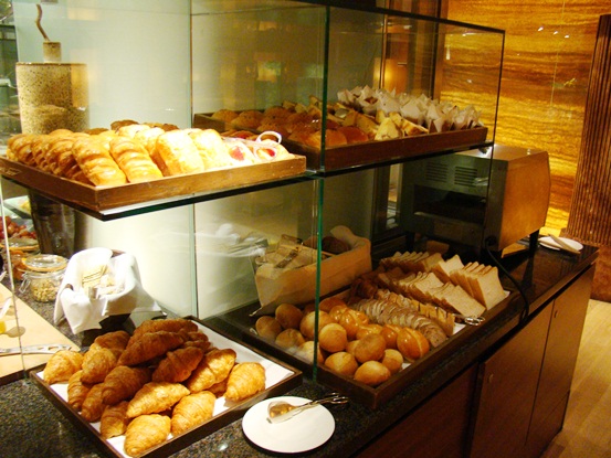 Grand Hyatt Singapore club lounge breakfast bread options