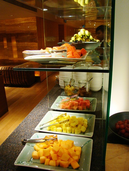 Grand Hyatt Singapore club lounge breakfast fruit